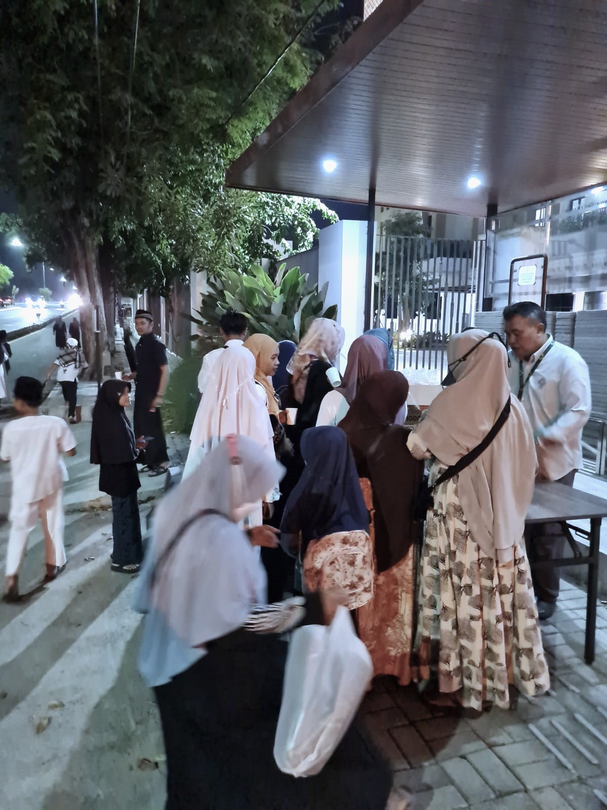 Berbagi 1000 Kopi Gratis, UNU Jogja Sambut Jamaah Az-Zahir di Yogyakarta