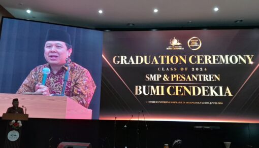 Rektor UNU Jogja Beri Motivasi dalam Wisuda SMP & Pesantren Bumi Cendekia
