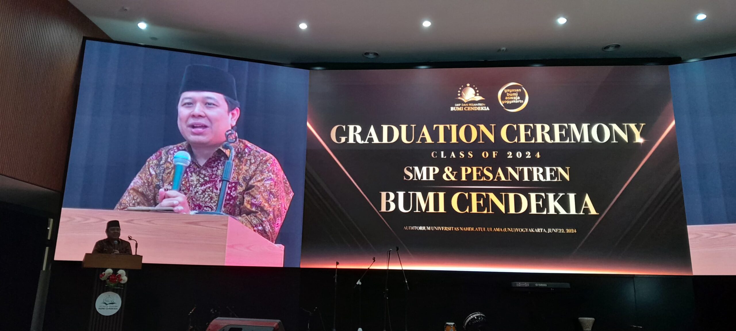 Rektor UNU Jogja Beri Motivasi dalam Wisuda SMP & Pesantren Bumi Cendekia