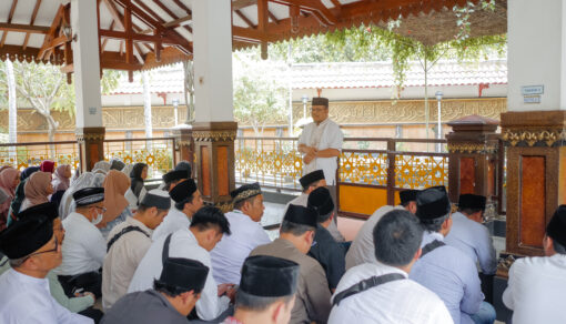 Civitas UNU Jogja Ziarahi Makam Gus Dur dan KH. Abdul Wahab Chasbullah