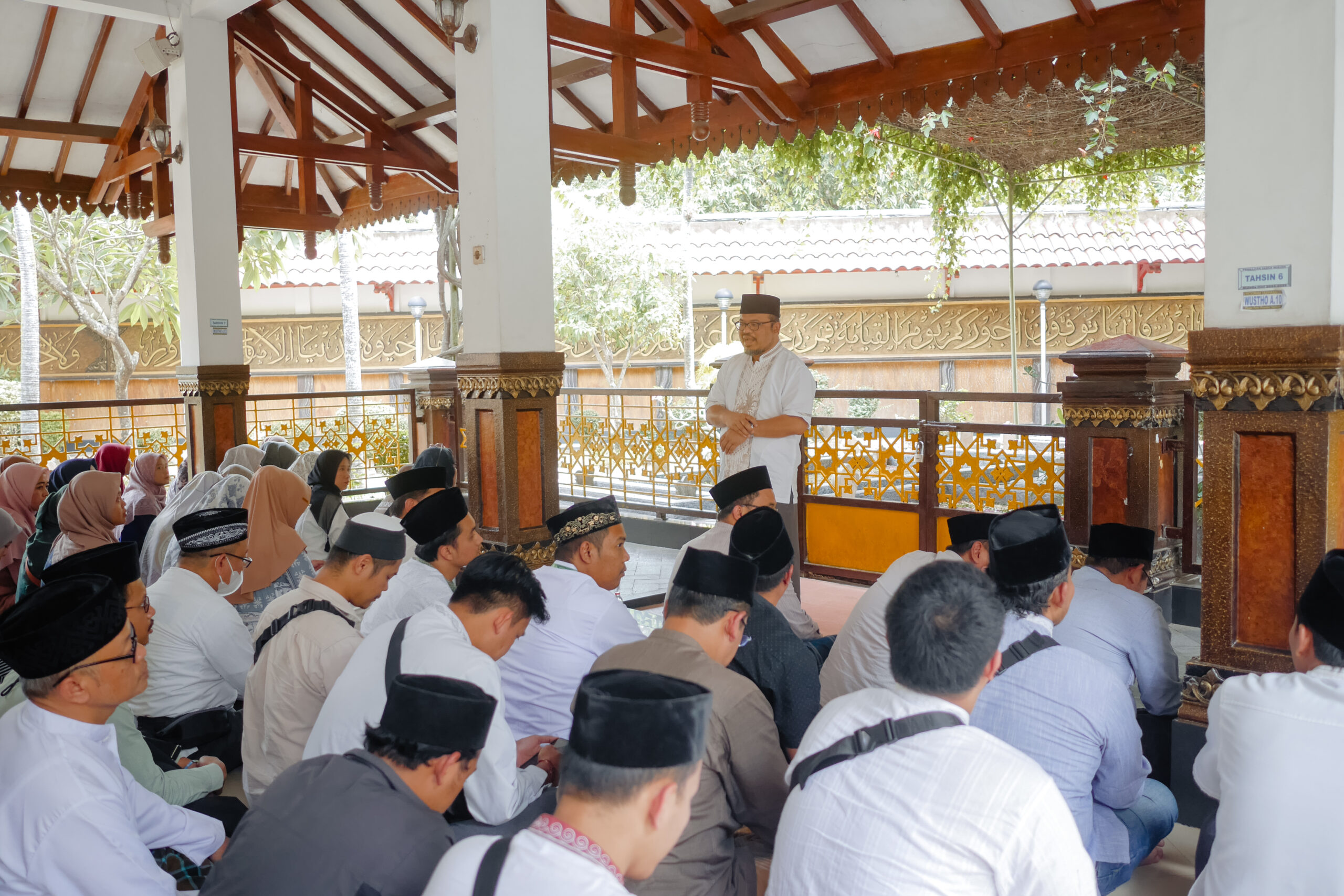 Civitas UNU Jogja Ziarahi Makam Gus Dur dan KH. Abdul Wahab Chasbullah