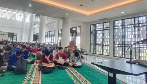 Perdana, Ratusan Mahasiswa Baru UNU Jogja Ikuti Kelas ‘Ngaji Kitab Kuning’