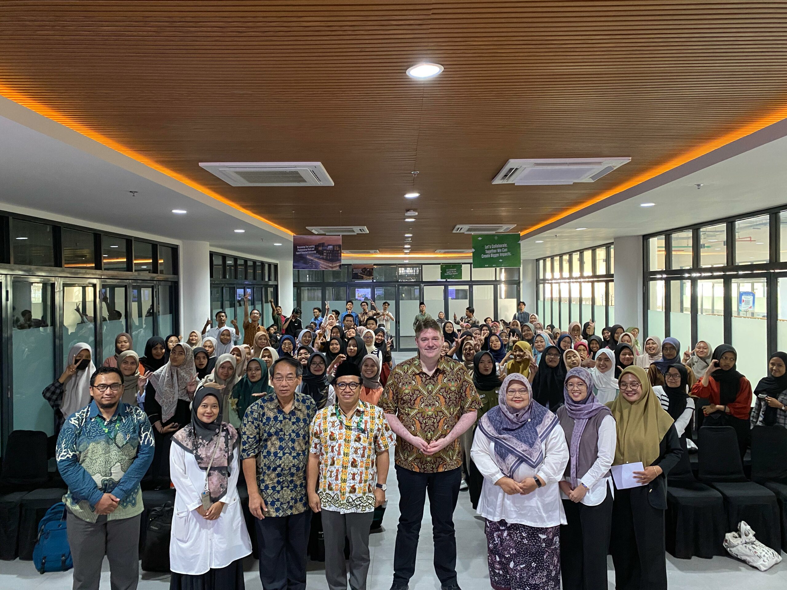 Memahami Etika Keberagaman Agama di Sekolah Dasar Jerman, Mr. Daniel Happel Beri Kuliah Tamu di UNU Jogja