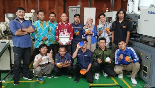 Belajar Injection Molding, Mahasiswa Fakultas Teknologi Informasi Kunjungi Badan Diklat Industri Yogyakarta