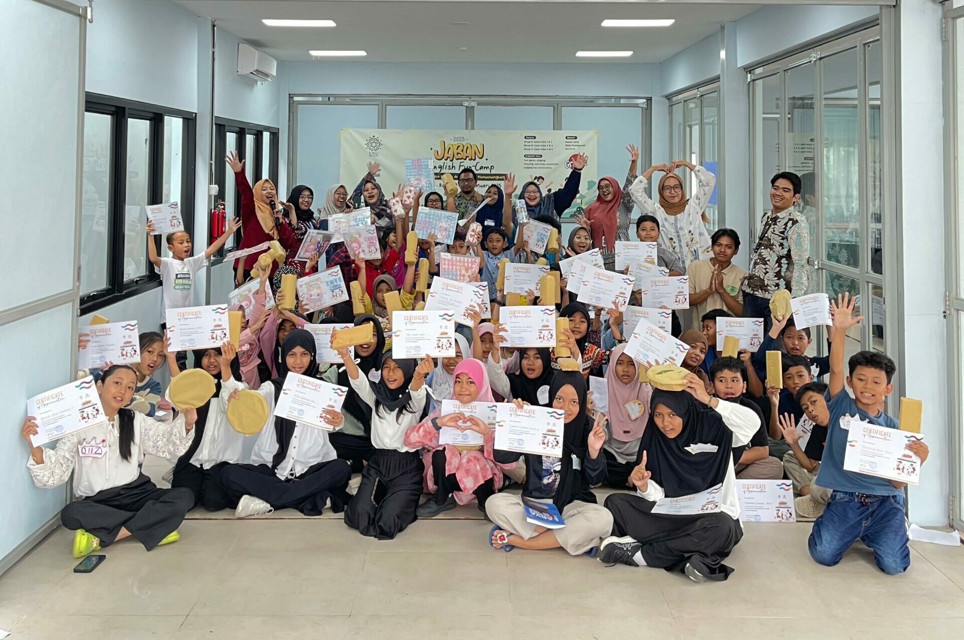 Mahasiswa dan Dosen Prodi PBI Gelar Jaban English Fun Camp 2025, Puluhan Siswa Ikuti Kelas Belajar Bahasa Inggris dengan Cara Menyenangkan